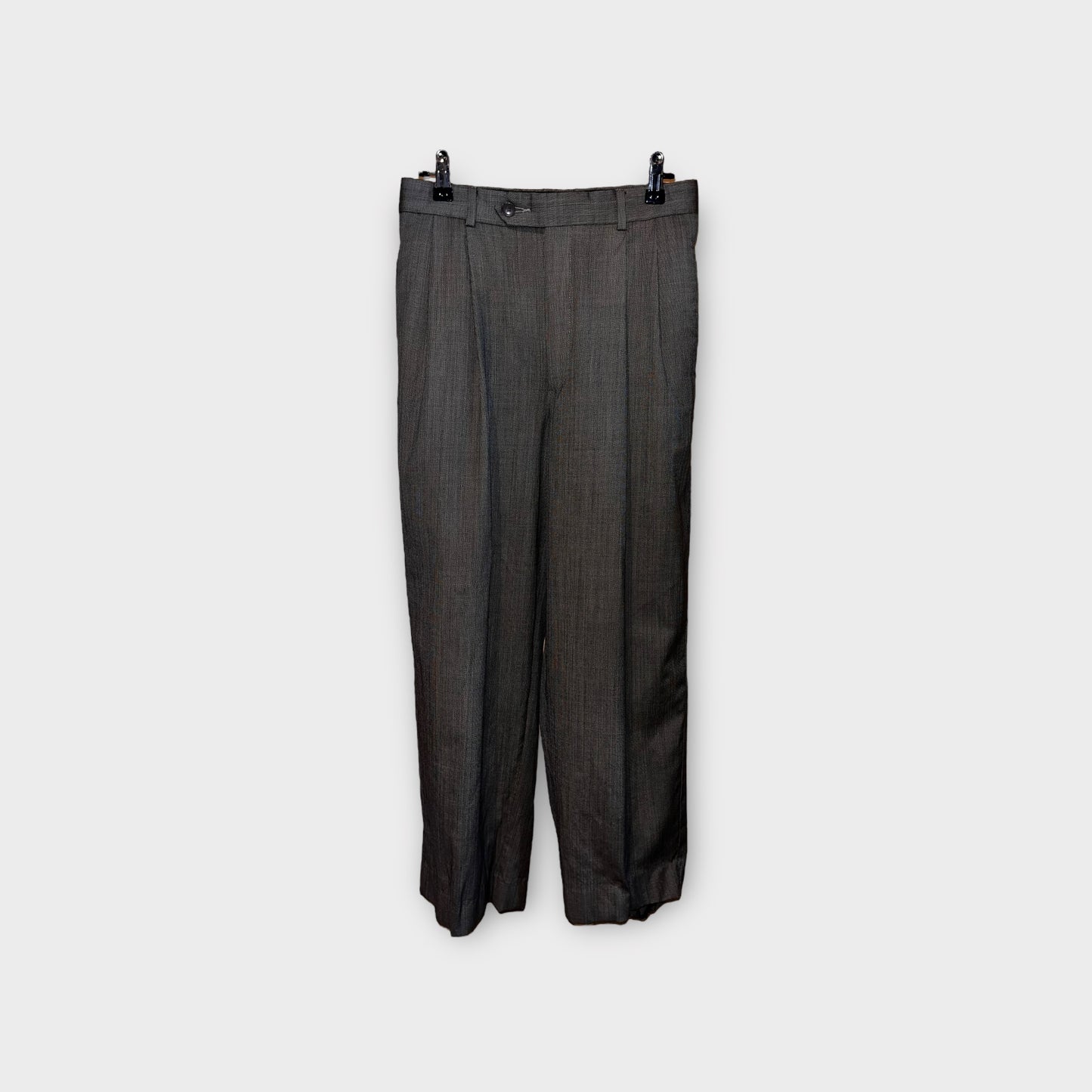 Pantalón de vestir gris, con detalles blancos