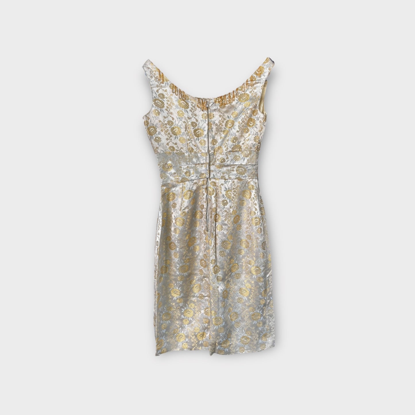 Vestido con bordado de flores.