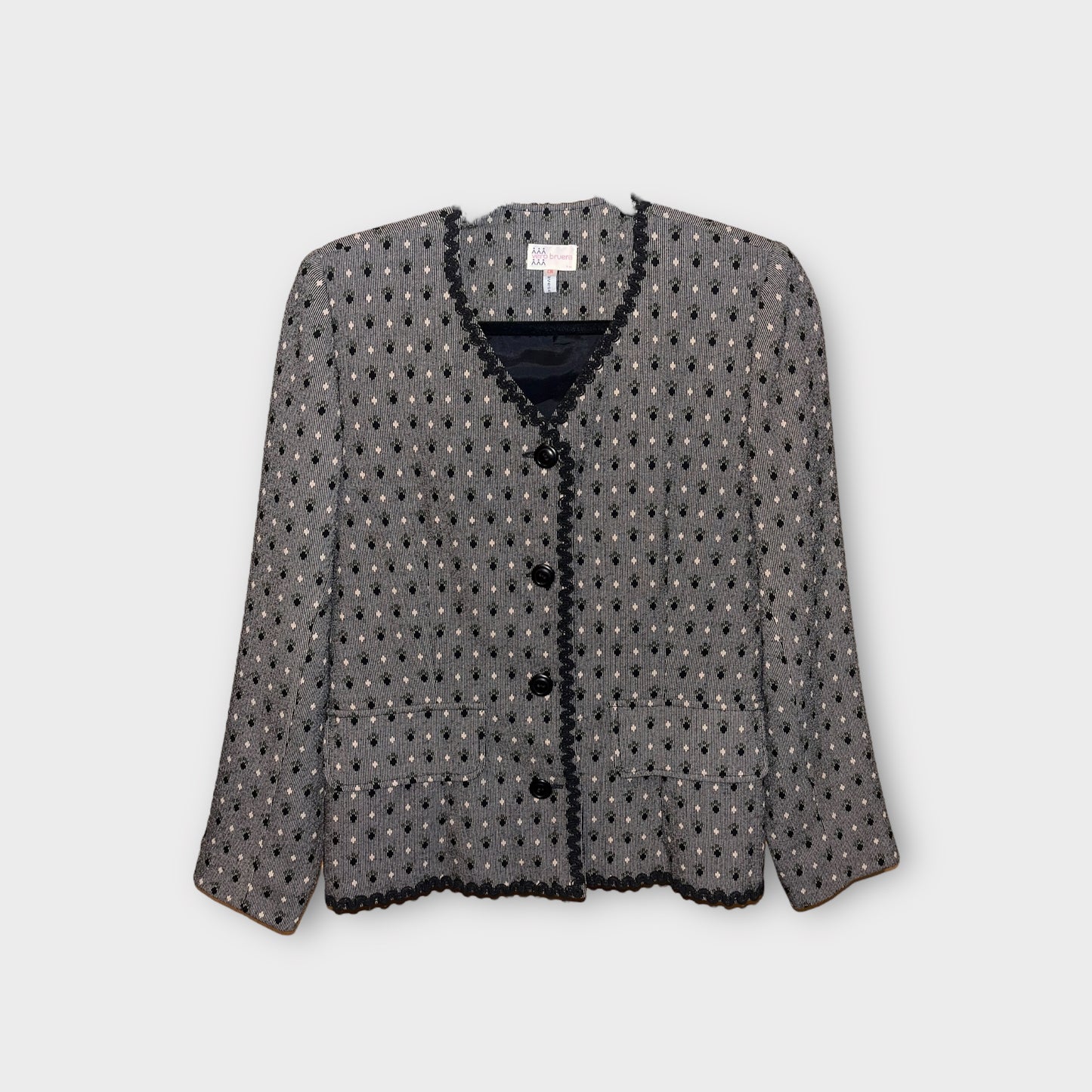 Conjunto gris con estampado de cruces blancas y negras “vero bruera”