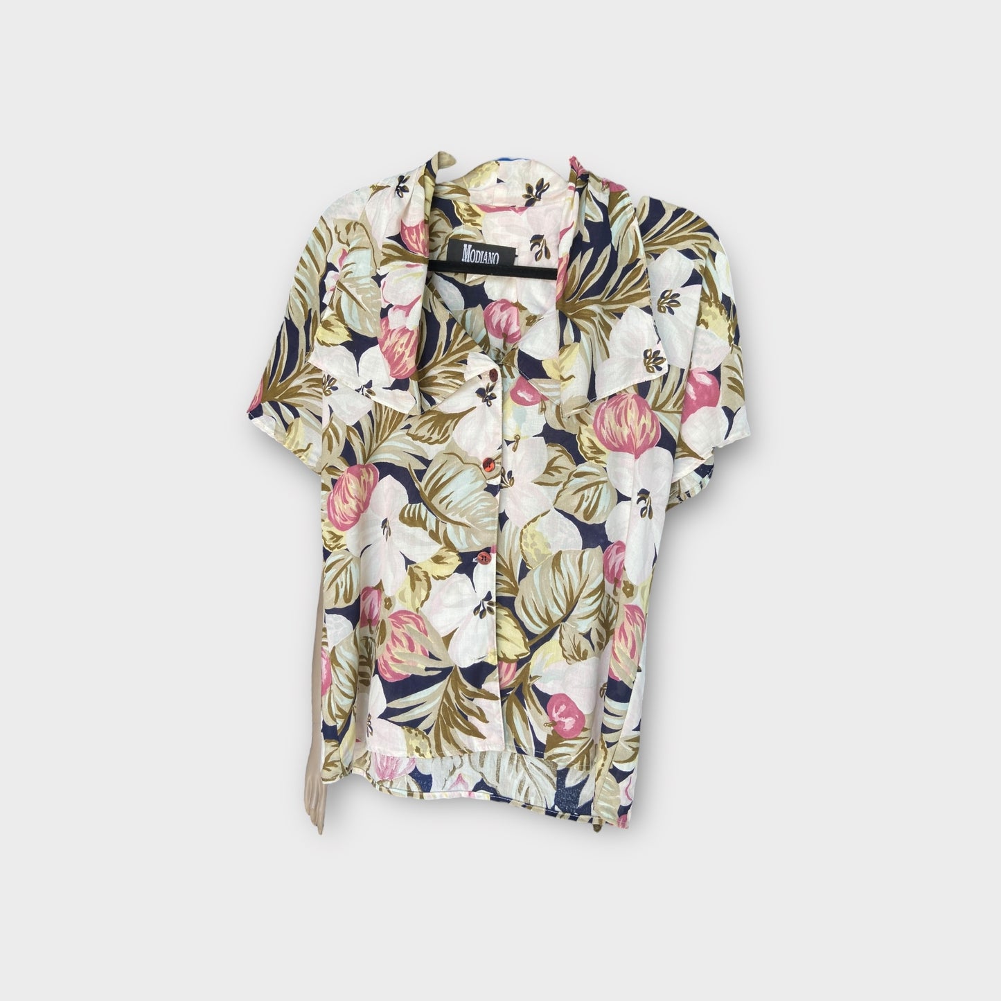 Blusa con estampado de flores blancas “mediano”