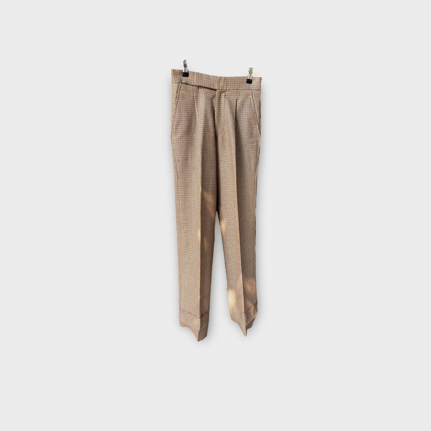 Pantalón de vestir gris con rayas rosas