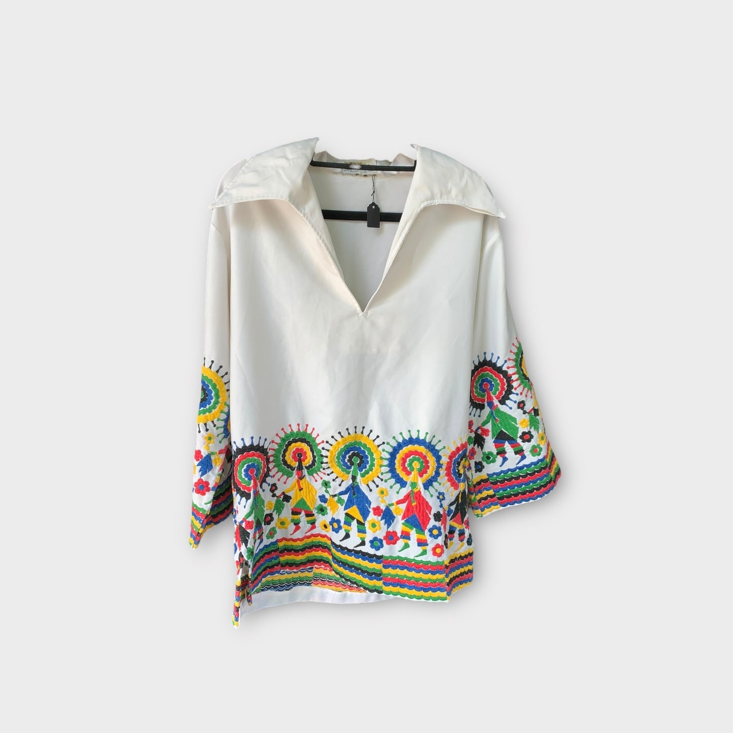 Blusa blanca con bordados de señor en las mangas “La cita”