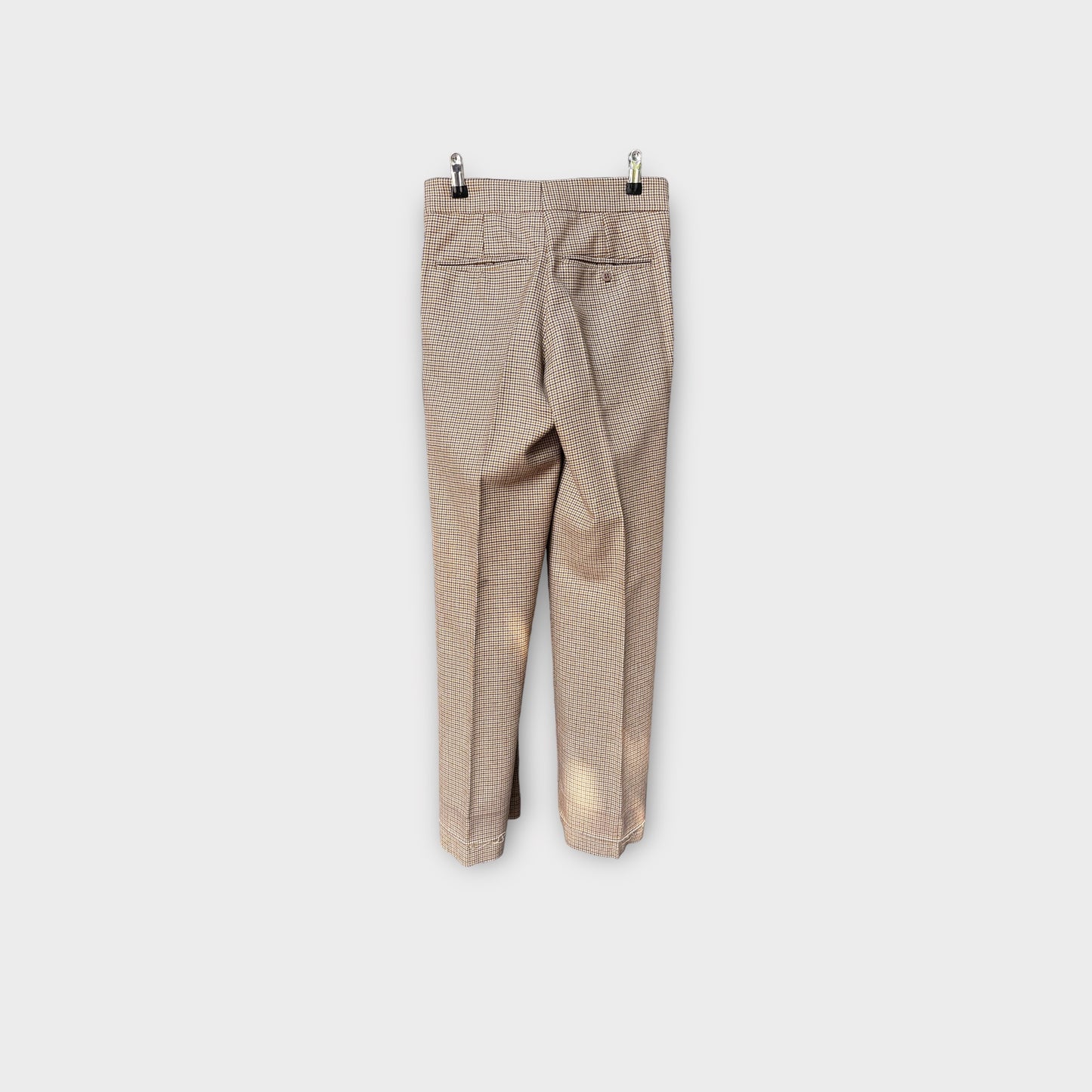 Pantalón de vestir gris con rayas rosas