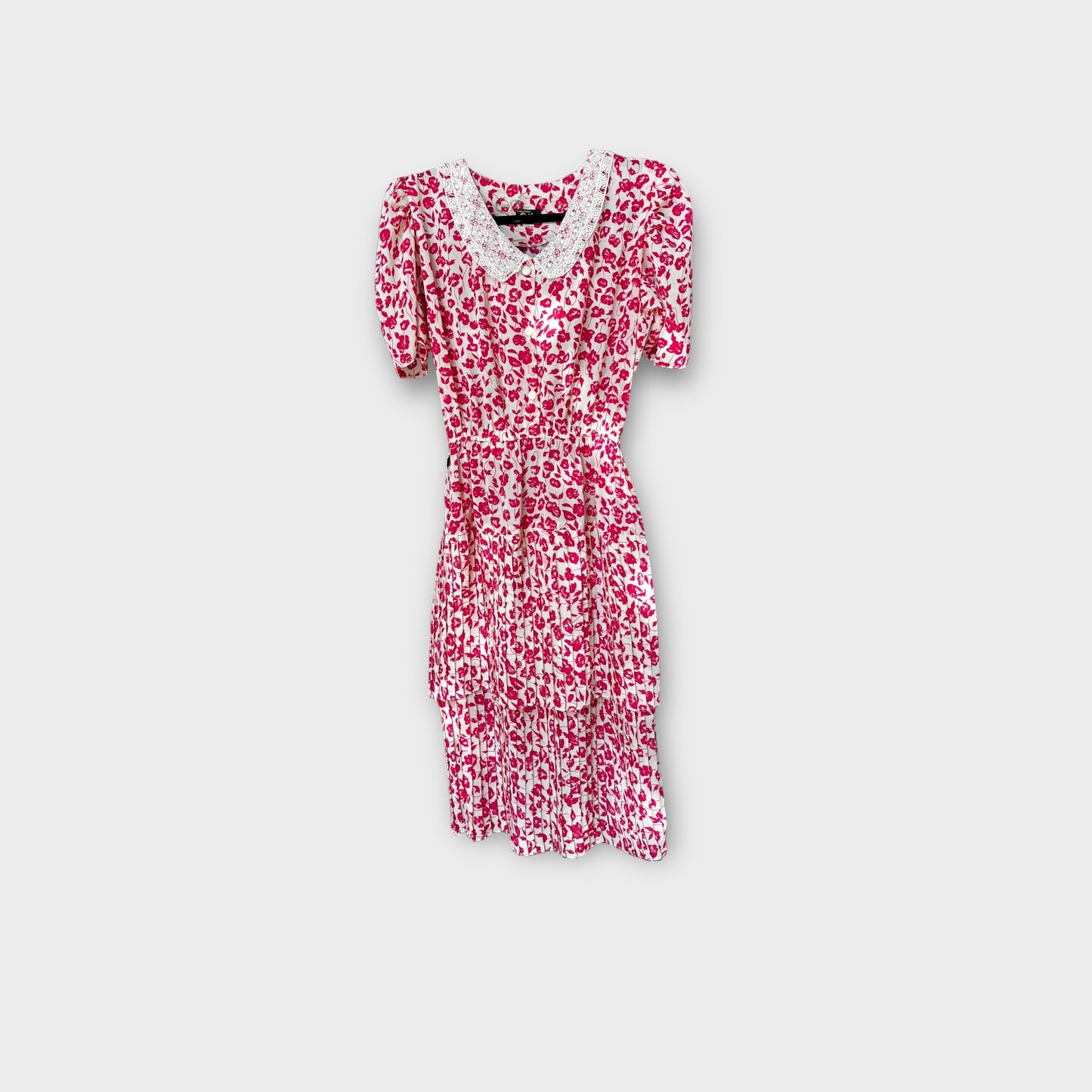 Vestido blanco de campo con flores rosadas “gila”