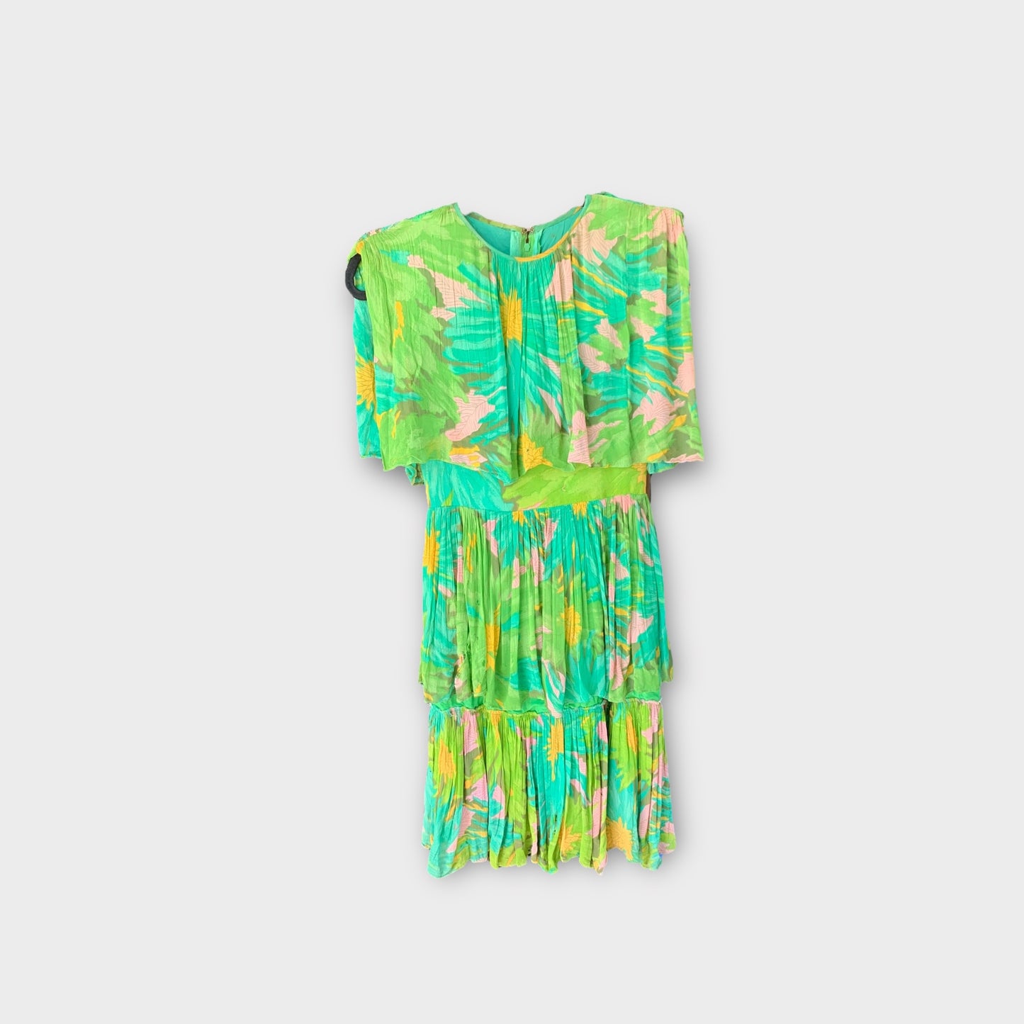Vestido verde de capas con flores