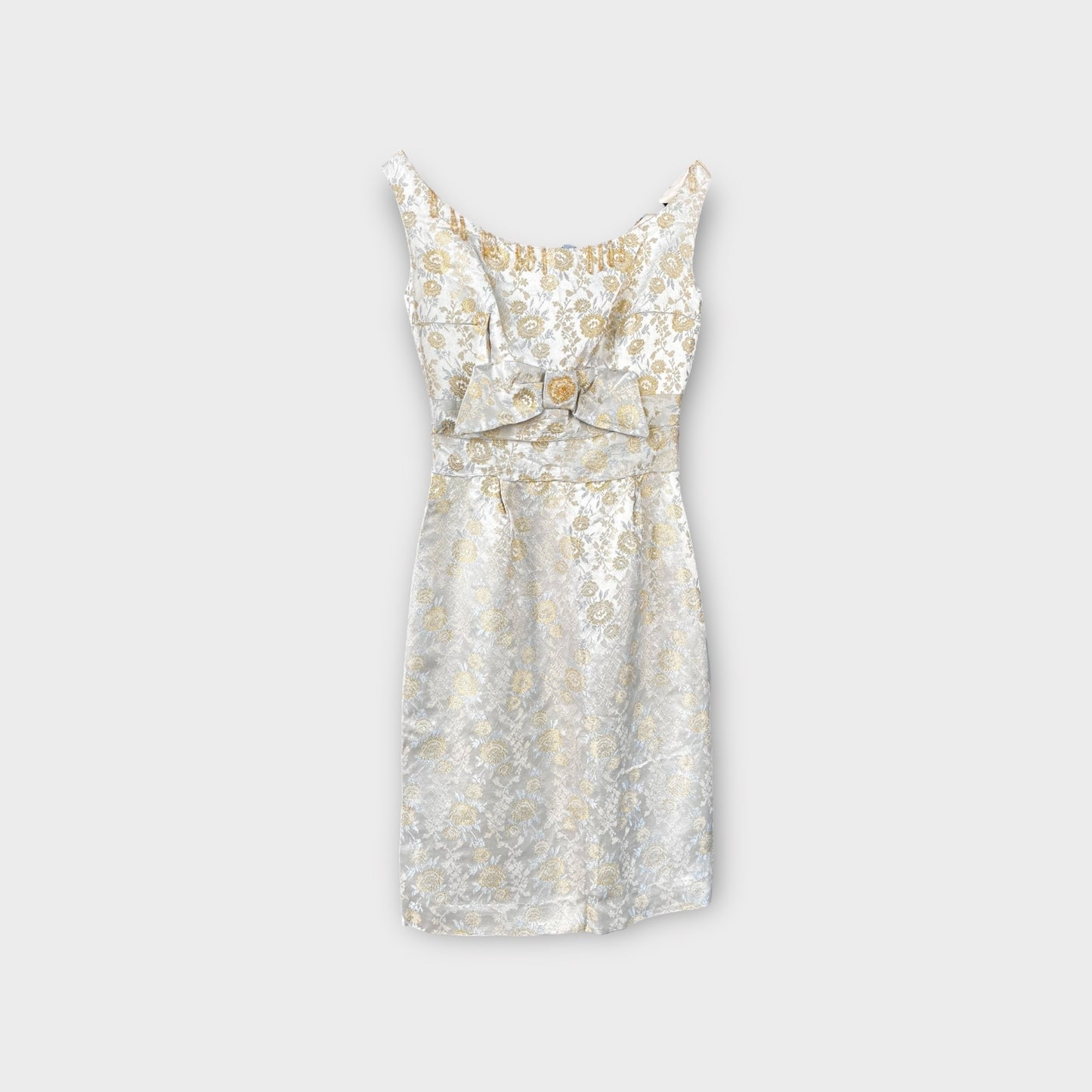 Vestido con bordado de flores.