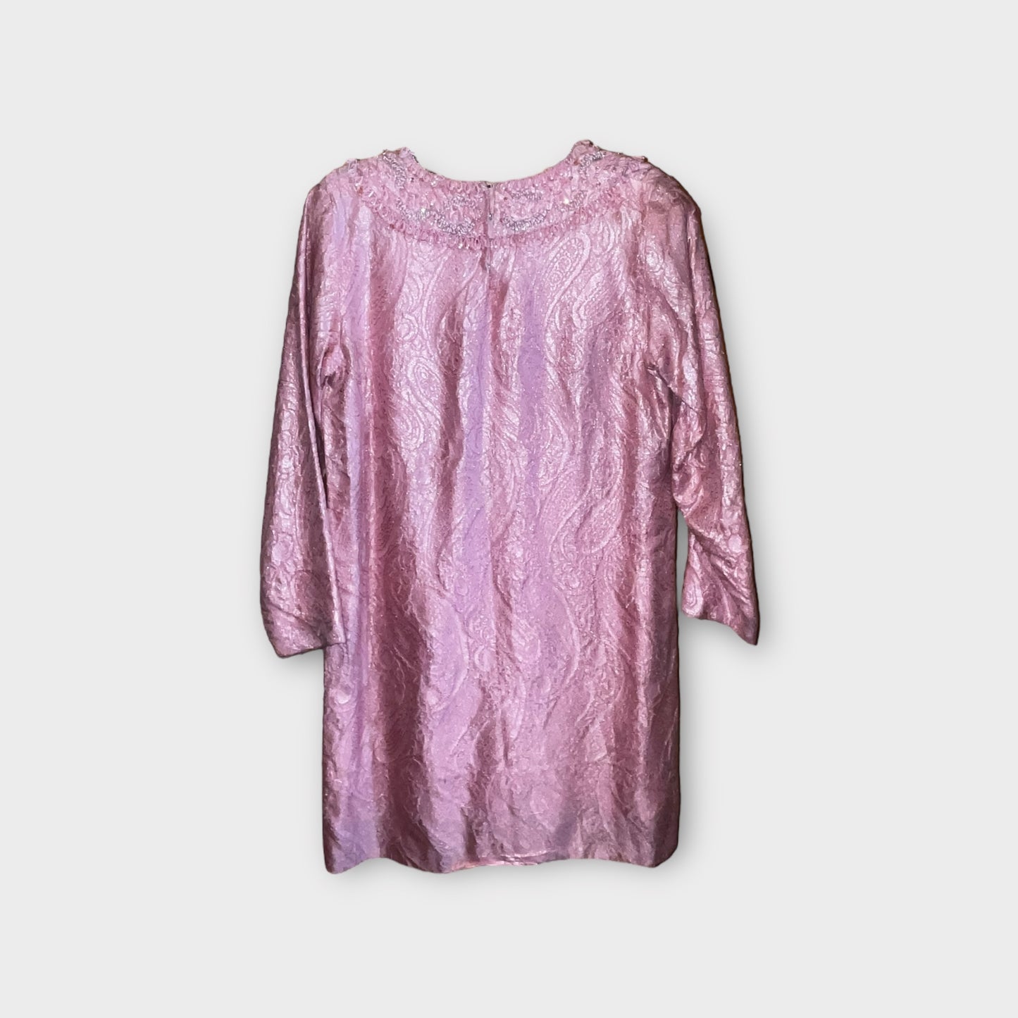 Vestido rosa durazno con pedrería en el cuello
