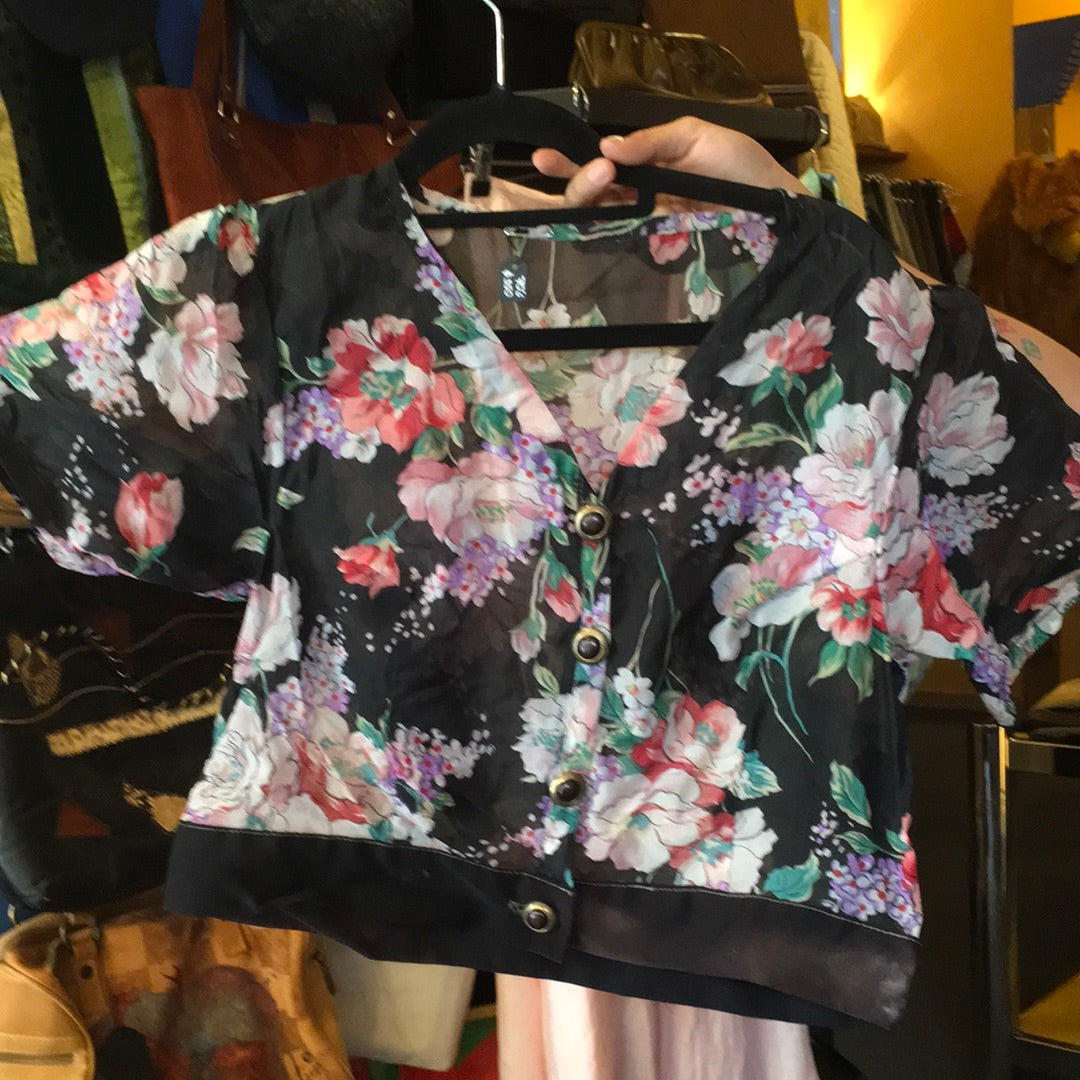 Crop Top de los años 70, color negro con flores, rositas y moradas