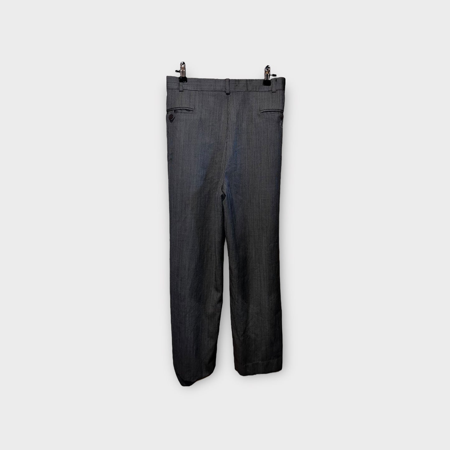 Pantalón de vestir gris, con detalles blancos