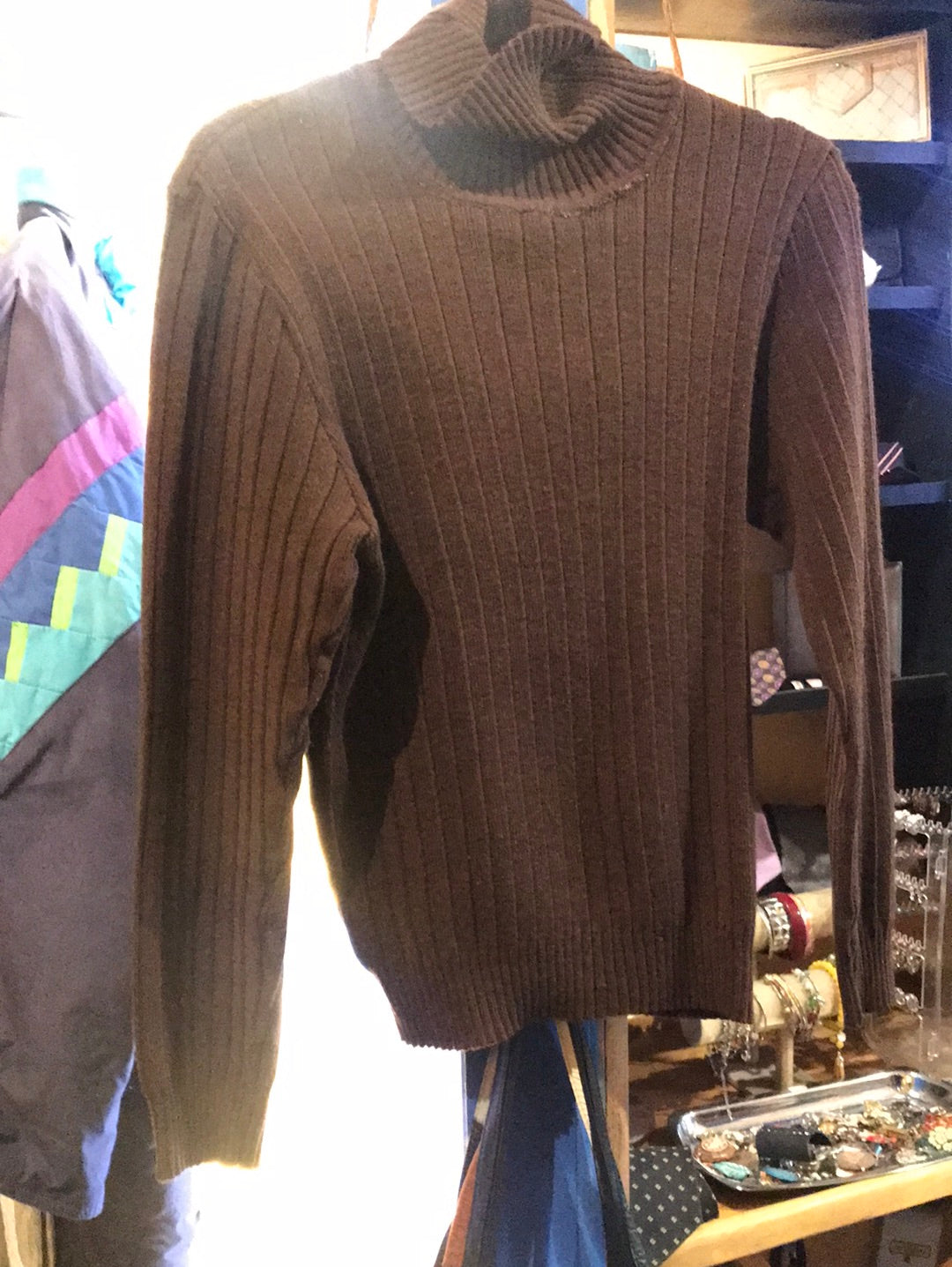 Suéter cuello de tortuga café