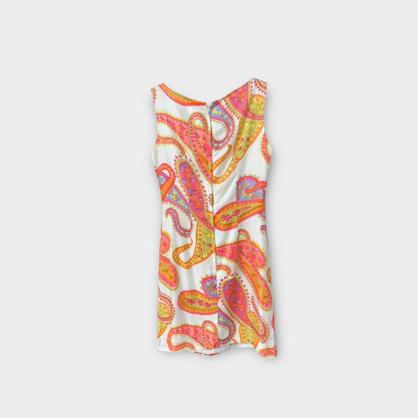 Vestido blanco con estampado de los setentas de color rosado “Ann Carol”