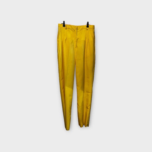 Pantalón amarillo con pinzas dobles en el frente