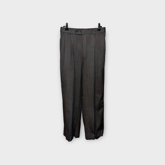 Pantalón de vestir gris, con detalles blancos