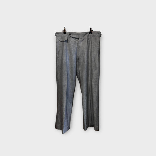 Pantalón de vestir color gris, muy suave con blanco con bolsillo pequeño enfrente￼