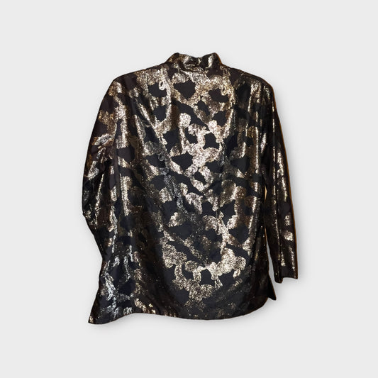 Camisa negra con tejido dorado y botones forrados