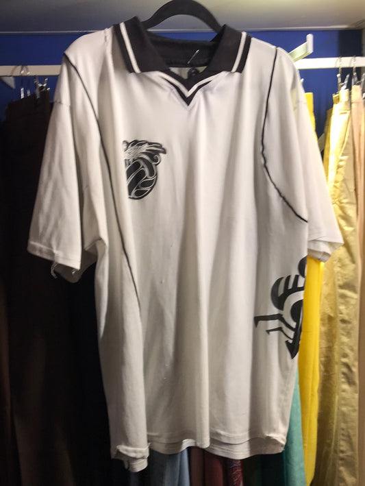 Playera deportiva blanca con cuello y estampado negro