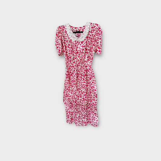 Vestido blanco de campo con flores rosadas “gila”