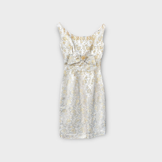Vestido con bordado de flores.