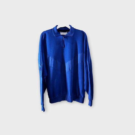 Sueter azul con diferentes texturas y cierre en el cuello
