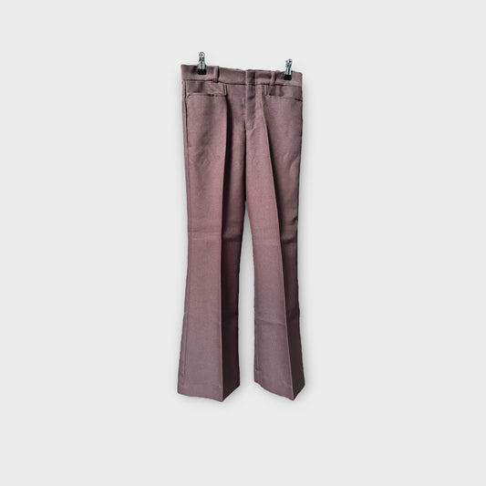 Pantalón lila.